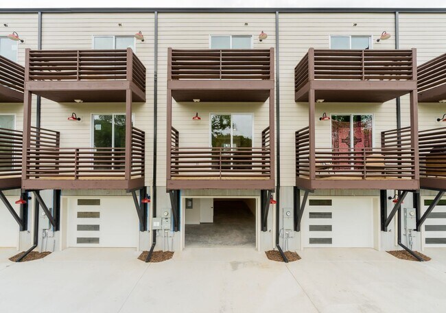 Building Photo - 2 Bedroom Townhome in Northshore Chattanooga