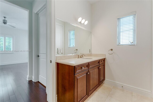 Building Photo - 10155 SW 75th Pl