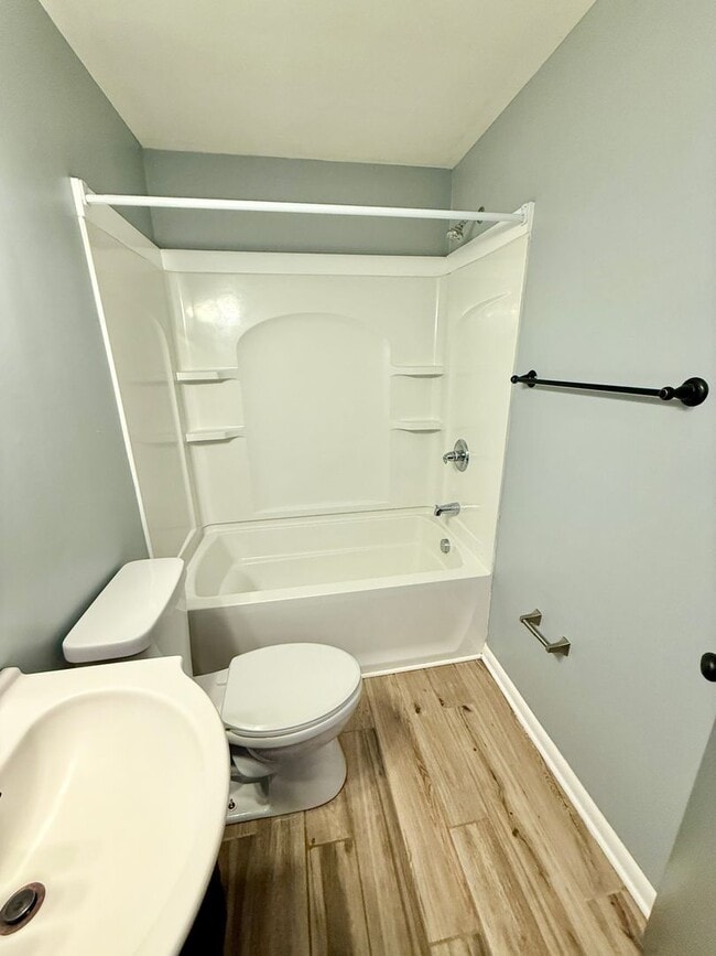 Building Photo - 2 Bedroom in Time for Fall! $1450