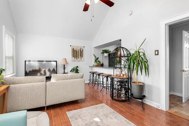 Building Photo - 248 Spruce St