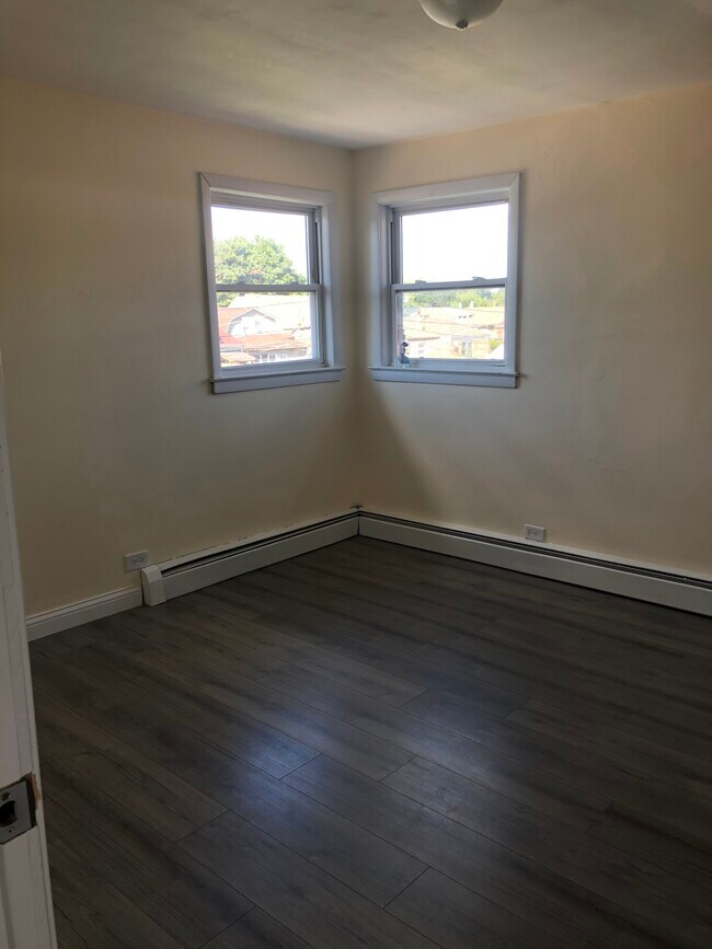 Building Photo - 3520 W 59th St