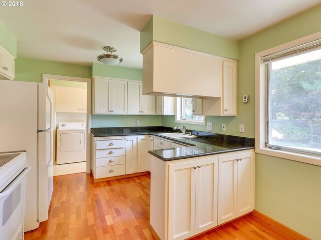 Building Photo - Great 3br/1.5ba home in Northeast Portland