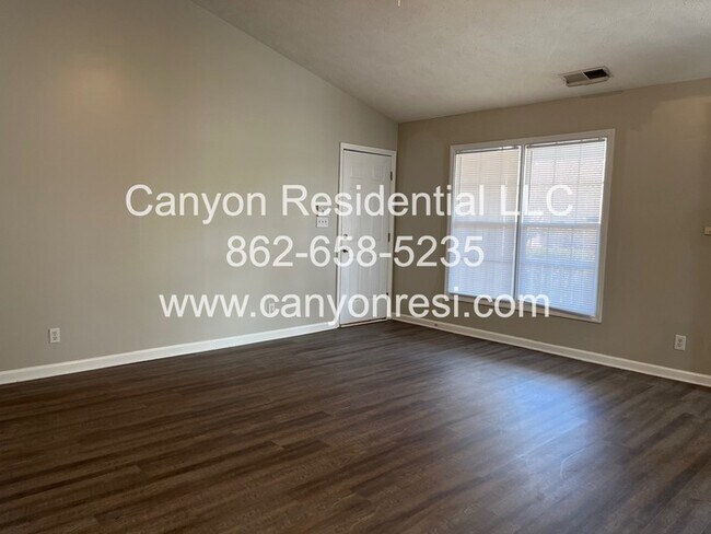 Building Photo - 461 Bedford Knoll Dr