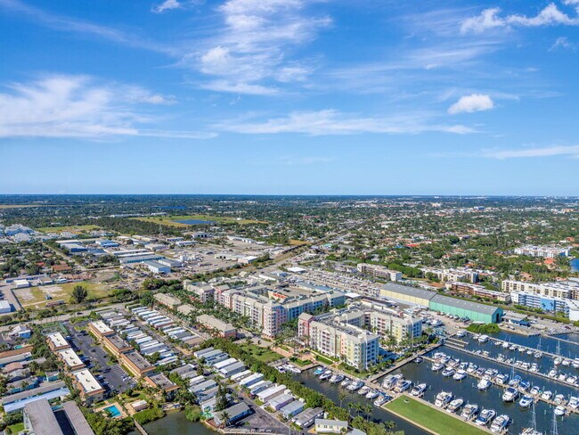 Building Photo - 802 W Windward Way