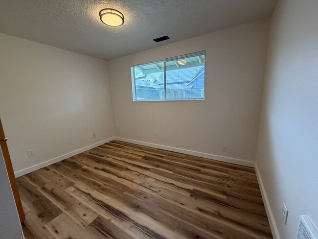 Building Photo - 3 Bedroom 2 Bath Single Family House
