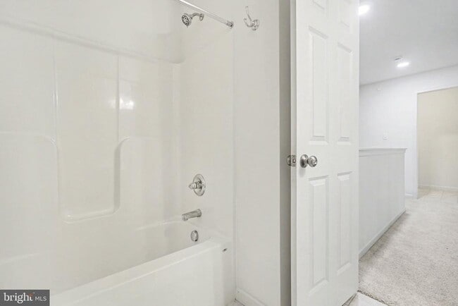 Building Photo - 7867 Oakbrook Dr