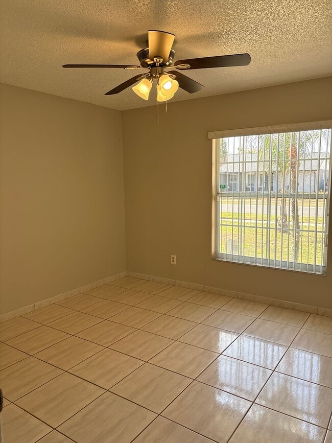 Building Photo - Orlando - Beautiful 3 Bedroom 2 Bathroom Home with Waterview!