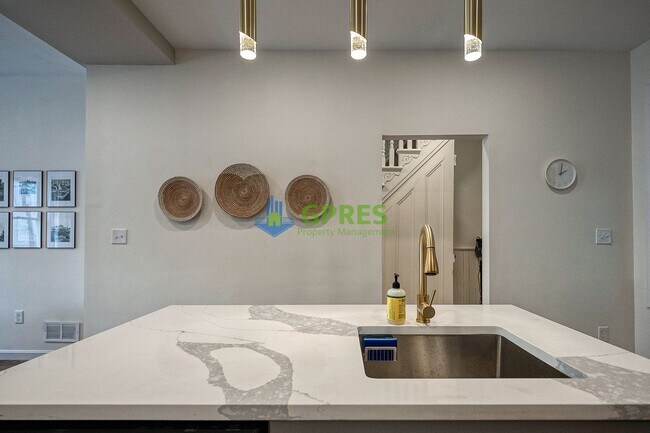 Building Photo - Furnished Elegant 3-Bedroom, 2.5 Bath Home with Hardwood Floors & Central A/C