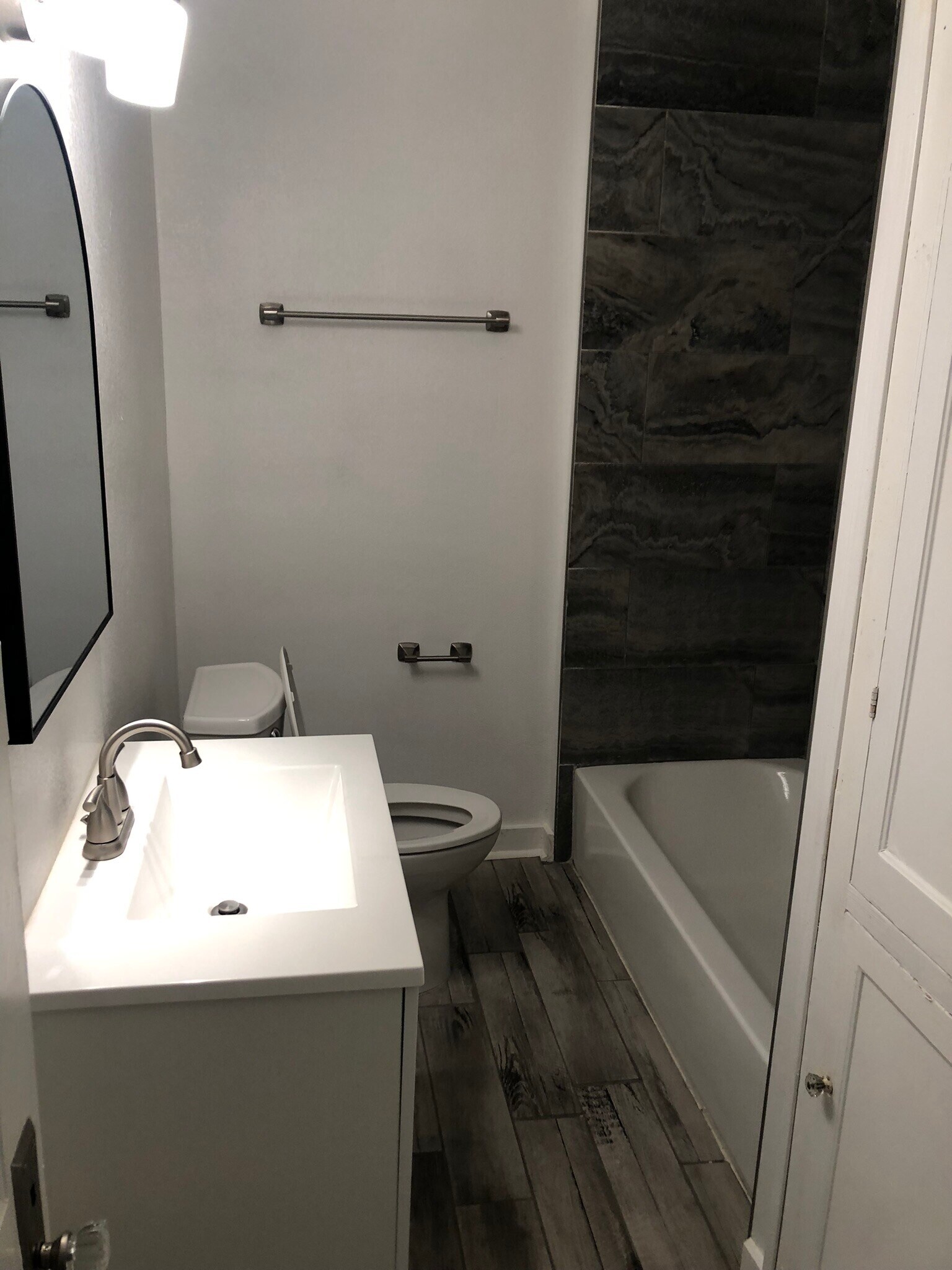 Building Photo - 136 W Ridgewood Ct