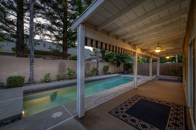 Building Photo - Impressive 4 Bedroom 2.5 Bath home with Po...