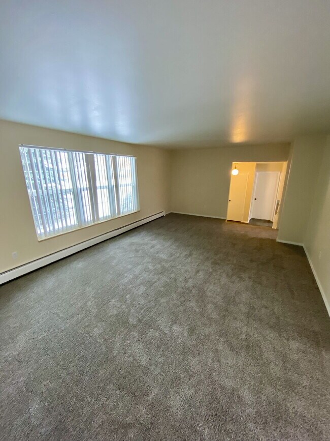 Building Photo - Don't miss out on this 5 bed 2.5 bath hous...