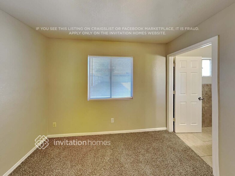 Building Photo - 7844 E Glade Ave