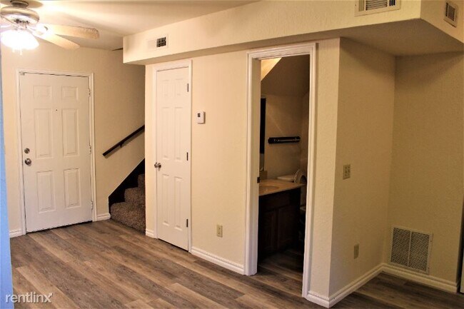 Building Photo - 2 br, 1.5 bath Townhome - 806 E Jenkins St