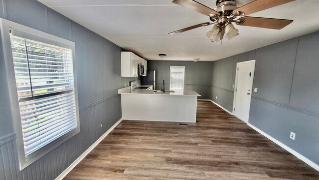 Building Photo - PCB Rental 2 BR / 1 BA - Convenient to it ...