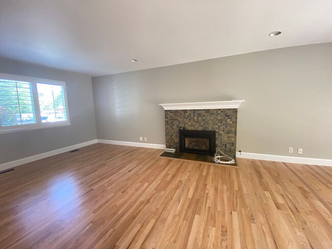 Building Photo - Updated 4 Bed 3.5 Bath Craftsman Style Hom...