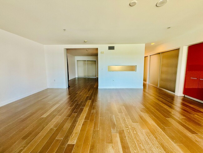 Building Photo - DTLA Penthouse Floor 1BD Condo w/Utilities...