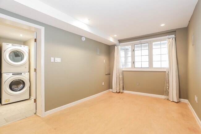 Building Photo - 2927 Cathedral Ave NW