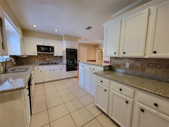Building Photo - 2419 Stonecrest Dr