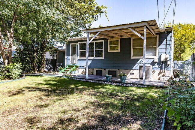 Building Photo - 210 Harwood Dr
