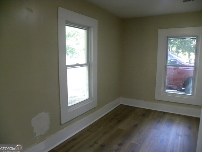 Building Photo - 1233 N Forest Ave