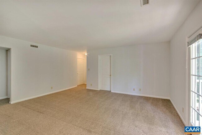 Building Photo - 1221 Villa Ln