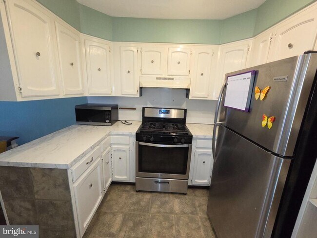 Building Photo - 3732 S Hereford Ln