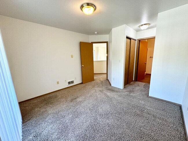Building Photo - 2103 Yellowstone St