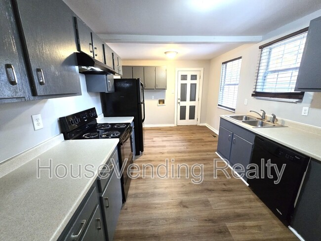 Building Photo - 812 Brewster Rd