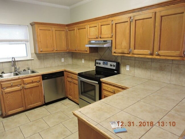 Building Photo - Great 3 Bedroom, 2 Bath Home - No Carpet
