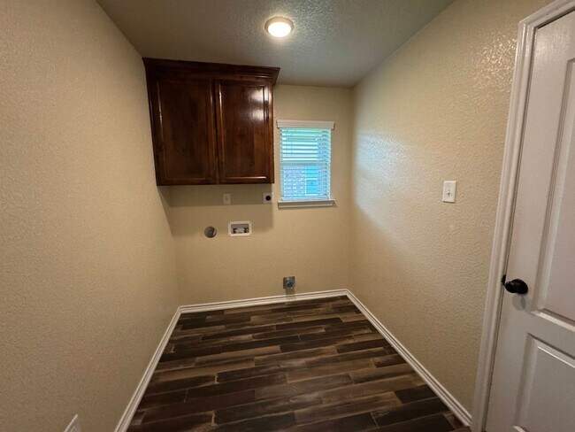 Building Photo - 5907 Verde Dr