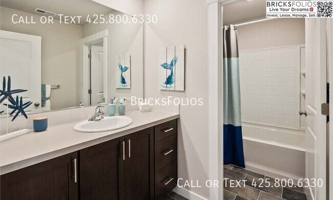 Building Photo - Inviting Home in Port Orchard with a Perfe...