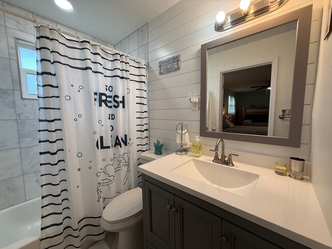 Building Photo - Updated 2 Bedroom 2 Bathroom House Available Mid-January