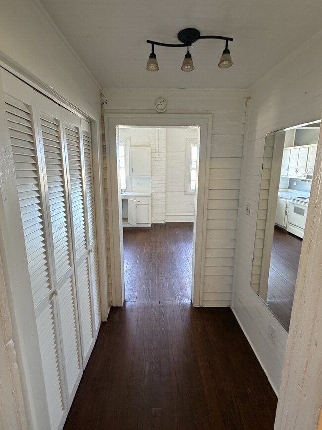 Building Photo - 411 Latham Ln