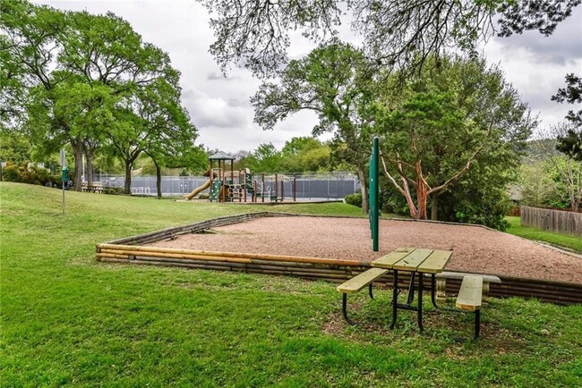 Building Photo - 7211 Lakewood Dr
