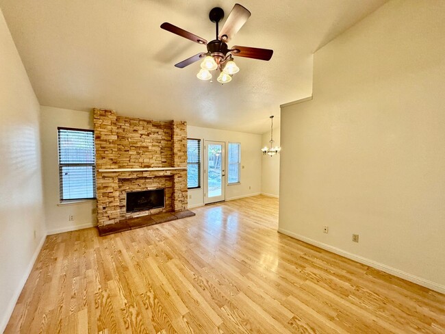 Building Photo - REDUCED!!  Great Location in College Green...