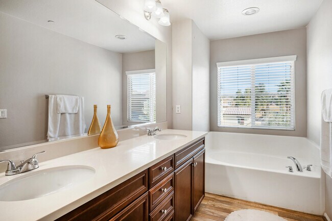 Building Photo - 520 Calle Vibrante