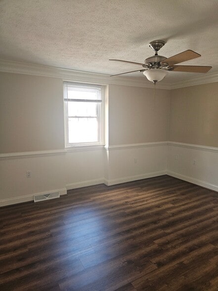 Building Photo - 813 Appleseed Ct