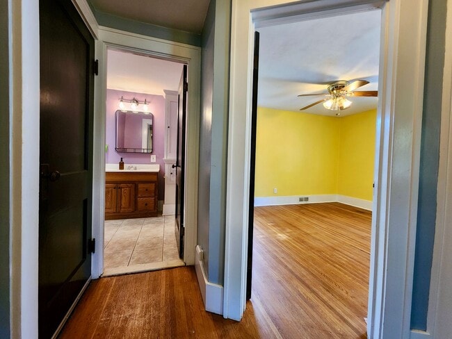 Building Photo - 3 bd 1 ba House | Charlotte | Off street P...