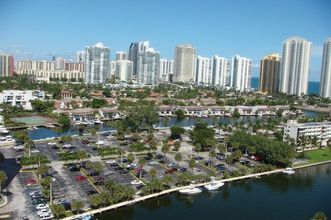 Building Photo - 500 Bayview Dr