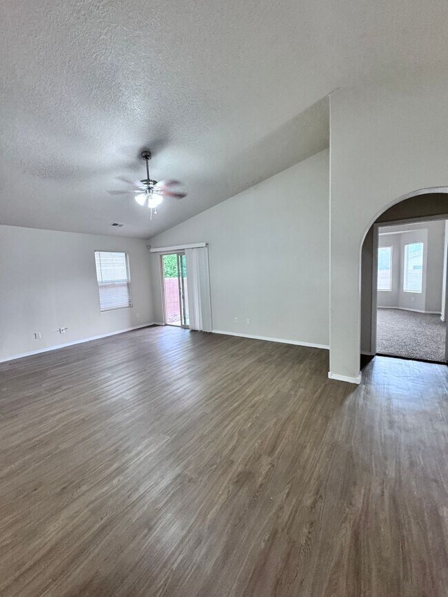 Building Photo - MOVE IN SPECIAL! Great 3 bed, 2 bath, 1575 sq ft home in Huning Ranch!