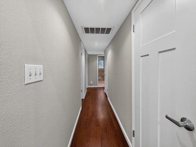 Building Photo - Gorgeous Single Level Home with Pool in Alamo Available Now!