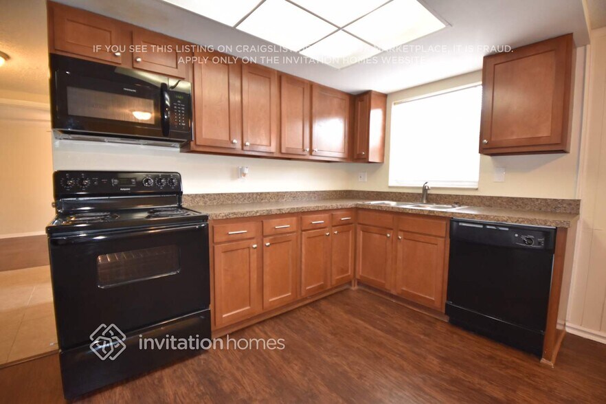 Building Photo - 2253 Hama Dr