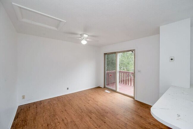Building Photo - Spacious 2 Bedroom Duplex In West Valley City