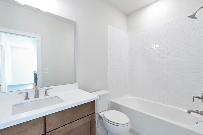 Building Photo - Luxury Westshore Townhome