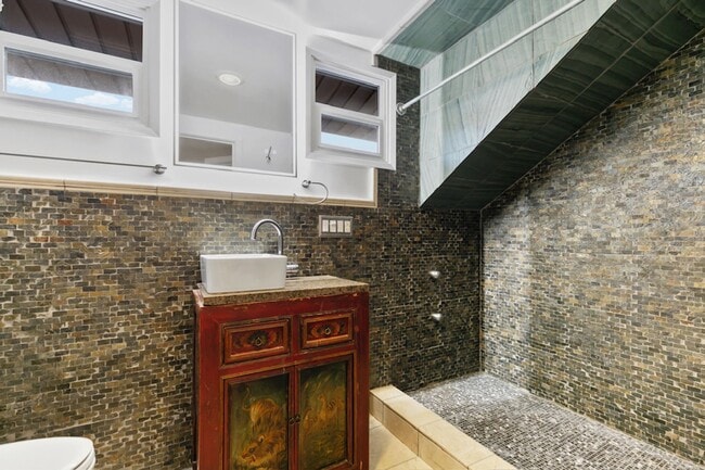 Building Photo - Classic Portland Bungalow