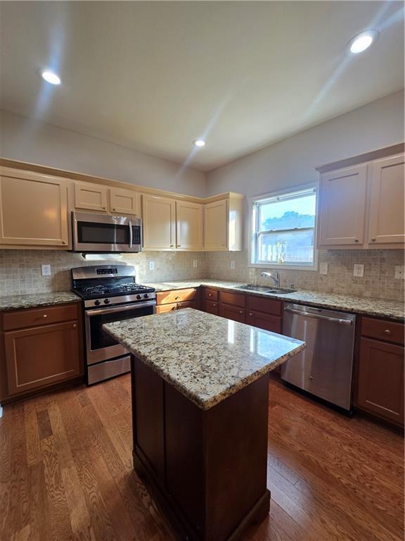 Building Photo - 1934 Dilcrest Dr