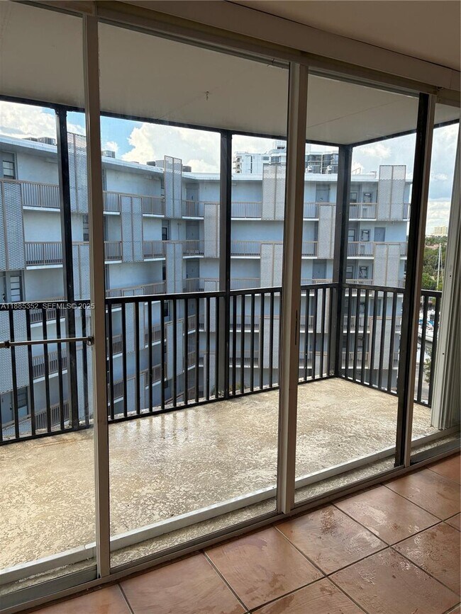 Building Photo - 3401 N Country Club Dr