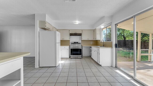 Building Photo - 848 Pecan Ln