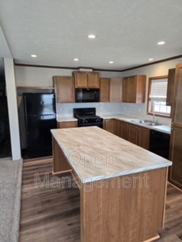 Building Photo - 511 E 1st St