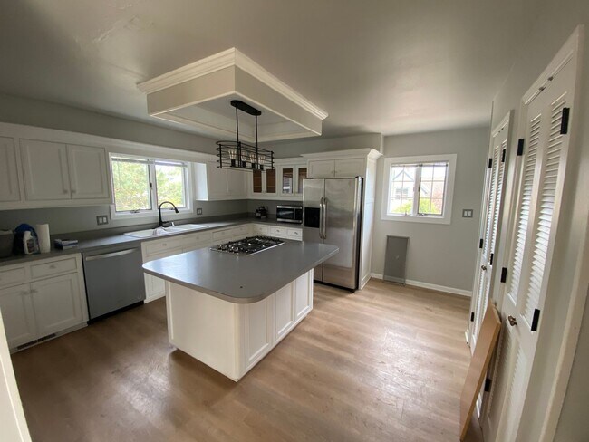 Building Photo - 201 S Pine St